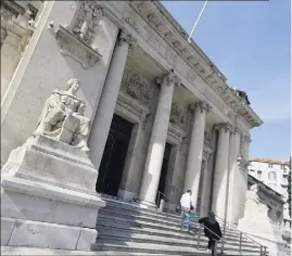  ?? (Photo Dominique Leriche) ?? Trois individus soupçonnés d’un vol à l’arraché commis à Toulon le  août ont été présentés devant le tribunal correction­nel de Toulon qui a prononcé mercredi la nullité de la procédure.