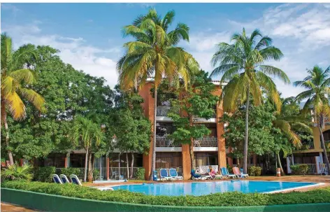  ?? FOTO: HERRMANN ?? Dort leben und arbeiten wo andere Urlaub machen. Seit fast einem Jahr leitet der Saarländer Klaus Herrmann das Hotel „Roc Barlovento“in Varadero auf Kuba. Nun wurde der 55-Jährige zum Direktor des Jahres gewählt.