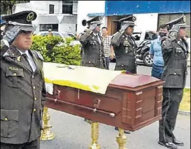  ?? Fotos: Luis Cheme/ EXTRA ?? Los restos del agente irán a su natal Ibarra, donde recibirá sepultura.