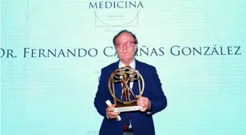  ??  ?? El doctor Fernando Cabañas González recoge el premio nacional de Pediatría