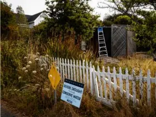  ?? MAX WHITTAKER/THE NEW YORK TIMES ?? A ladder was rested against a tank that stores drinking water for a home in Mendocino, Calif., where many wells have dried up, Aug. 7, 2021.