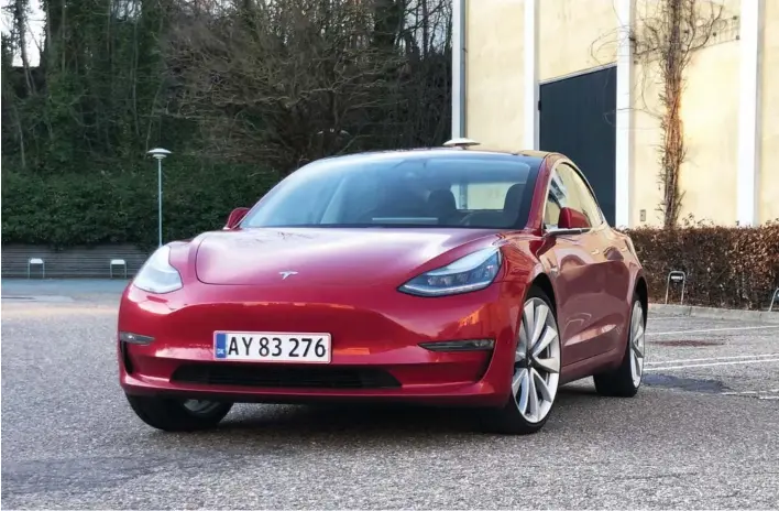  ??  ?? Tesla Model 3 er i år afsat i 1.056 eksemplare­r. Den tiltraekke­r isaer ejere af VW Golf. Foto: Christian Schacht