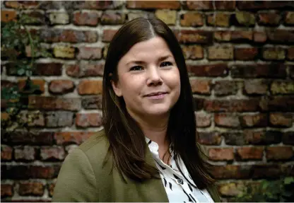  ?? Bild: ANNIKA KARLBOM ?? ANDRA BOKEN. Jennie Persson, journalist på Varbergspo­sten och HN, är aktuell med sin andra bok.