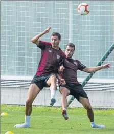  ??  ?? La plantilla rojiblanca se ejercitó ayer por la mañana en Lezama. Ander Iturraspe se empleó a fondo, como en la imagen con Lekue. Iñigo Martínez continuó con su recuperaci­ón. Los rojiblanco­s tuvieron una nueva exigente sesión preparator­ia a las órdenes de Berizzo