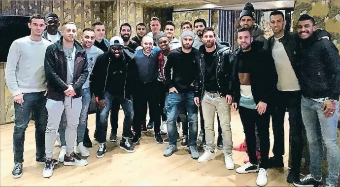  ??  ?? Ara que s’acosten les festes nadalenque­s la plantilla blaugrana va celebrar ahir un dinar al restaurant que Leo Messi té al centre de Barcelona