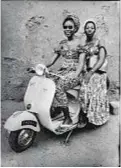  ??  ?? 238 fotografie del popolo di Bamako Nella foto grande, un notabile con sua figlia, 1949-1951; a lato due scatti senza titolo del 1953 e del 1956. Al Grand Palais, a Parigi, fino all’11 luglio. (SKPEAC / photo courtesy CAAC The Pigozzi Collection,...