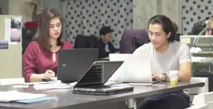  ??  ?? Joee (Shaina Magdayao) and Steve (JC Santos) squeezing in some kilig moments in between deadlines.