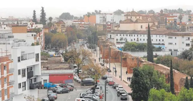  ?? // VALERIO MERINO ?? Panorámica de la Ronda del Marrubial tomada desde Ollerías; en primer término a la izquierda, las casas que se expropian fuera de alineación