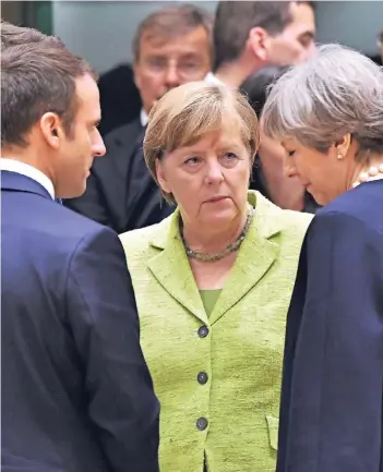  ?? FOTO: DPA ?? Emmanuel Macron, Angela Merkel und Theresa May diskutiere­n 2017 bei einem Gipfel in Brüssel.