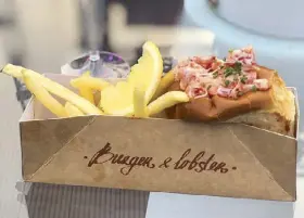  ??  ?? Burger and Lobster’s lobster roll