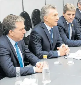  ??  ?? Preocupaci­ón. Dujovne, Macri y Caputo, con la economía en la mira.