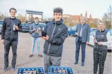  ??  ?? Präsentier­en das Autokino-Bier (von links): Julian Fuchs, Pius Brauchle und Felix Fuchs mit Rotochsenb­rauereiche­f Alexander Veit und Anja Schnell von Edeka Schnell.