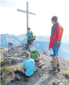  ?? FOTO: MICHAEL MUNKLER ?? Trendsport Wandern in den Bergen: Gipfelstur­m ist bei der Jugend angesagt.