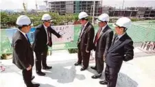  ??  ?? ONG Ka (tengah) bersama Lim (dua dari kanan) memerhati perkembang­an bangunan Central i-City.