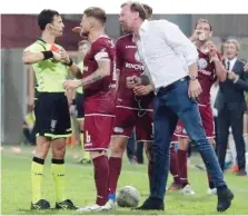  ??  ?? Tre cartellini rossi, uno dei quali per il ds della Reggina, Massimo Taibi