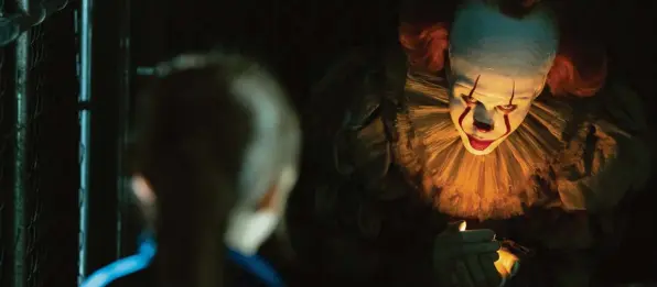  ?? Foto: Warner Bros. ?? Als Monsterclo­wn Pennywise (rechts) jagt Bill Skarsgård den Jungs in der Verfilmung von Stephen Kings Horrorklas­siker ordentlich Schrecken ein.