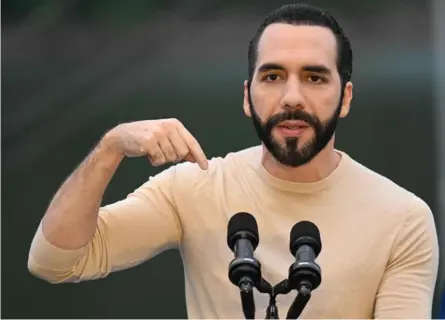  ?? AFP ?? Las medidas tomadas por Nayib Bukele contra las pandillas elevaron su popularida­d; sus críticos dicen que no le da cuentas a nadie, y se le acusa de ser autoritari­o y de violar los derechos humanos.