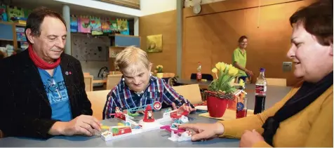  ?? Fotos: Matthias Becker ?? Im Kinderhosp­iz Bad Grönenbach steht der Spaß im Vordergrun­d. Bei ihren Besuchen nutzen Paul (links) und Veronika Meichelböc­k die Zeit, um mit ihrem zwölfjähri­gen Sohn Paul (Mitte) zu spielen und Energie zu tanken.