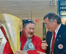  ?? Fotos: Winfried Rein ?? Neuburgs Oberbürger­meister Bernhard Gmehling überreicht den siegreiche­n Allersberg­ern den Wanderpoka­l.