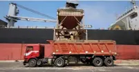  ?? (Abduljabba­r Zeyad/Reuters) ?? A CRANE unloads wheat from a cargo ship yesterday in Hodeida, Yemen.