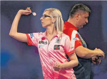  ?? FOTO: STEVEN PASTON/DPA ?? Darts-Geschichte im Alexandra Palace: Fallon Sherrock gewann als erste Frau ein WM-Spiel.