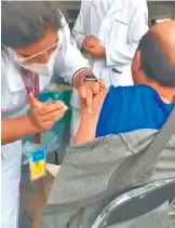  ?? /CAPTURA DE PANTALLA ?? En el video se aprecia que la vacunadora sólo ingresa la aguja y no inyecta. En el acercamien­to ella tapa el espacio donde estaría el líquido