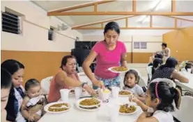  ?? MAYELA LÓPEZ ?? Al menos 60 personas fueron trasladada­s al salón comunal de Metrópolis I, en Pavas, por razones de seguridad.