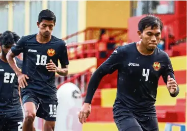  ??  ?? Stepping up: Selangor defender Ashmawi Yakin (left) has vowed to bring a new dimension to his game.