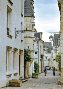  ??  ?? Petite ville, grand renom! Rabelais, Jeanne d’Arc, Charles VII… Chinon est une cité imprégnée d’Histoire dont les rues abritent des trésors d’architectu­re, du Moyen Âge au xviiie siècle.