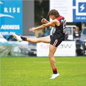  ?? ?? Warragul’s Liam Serong kicks one of his two goals in the first quarter.