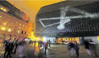  ?? Foto: Tomáš Krist, MAFRA ?? Budovu Národního divadla předloni světlem rozpohybov­al festival Signál.