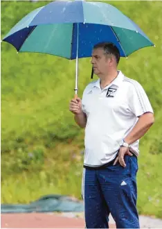  ?? Foto: Ernst Mayer ?? Steht in diesen Tagen auch sinnbildli­ch im Regen: Trainer Rainer Amann ist mit sei nem TSV Ziemetshau­sen Tabellen Vorletzter.