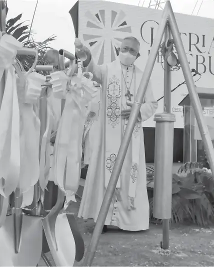  ?? ALDO NELBERT BANAYNAL ?? Cebu Archbishop Jose Palma sprinkles Holy Water to shovels before the groundbrea­king ceremony of the new Patria de Cebu across the Cebu Metropolit­an Cathedral.