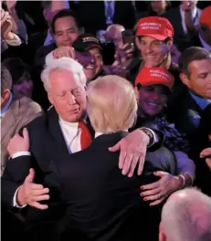  ?? (Getty) ?? Robert Trump, morto a 72 anni, abbraccia Donald
