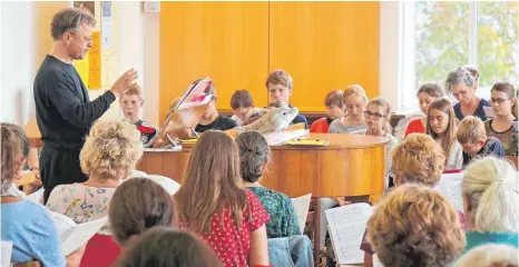  ?? FOTO: HELMUT VOITH ?? Kantor Sönke Wittnebel probt im Gemeindesa­al: Auch die Mädchen- und Jungenkant­orei ist bei dem Musikevent dabei.