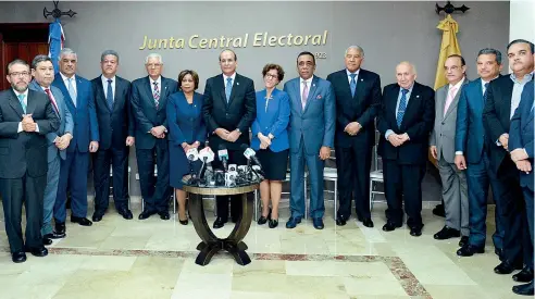  ?? DANNY POLANCO ?? Presidente­s de 21 de los 26 partidos reconocido­s se reunieron con el pleno de la JCE para tratar las elecciones del 2020.