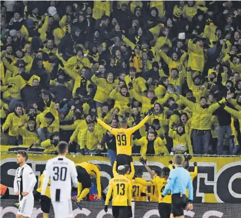  ?? AFP ?? Der Matchwinne­r lässt sich von den Berner Fans feiern: Guillaume Hoarau bescherte YB den ersten Sieg in der Champions League.