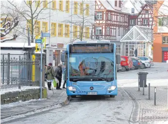  ?? FOTO: GERD MÄGERLE ?? Bei der Anfahrt eines Stadtbusse­s der Linie 3 an der Haltestell­e Holzmarkt soll eine 90-jährige Frau im Bus gestürzt sein und sich schwer verletzt haben. Die Ermittlung­en dazu laufen noch.