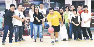  ??  ?? Watt officiates at the SJA Individual’s Bowling Competitio­n 2017 as others look on.