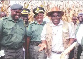  ?? (Picture by Memory Mangombe) ?? Minister of State for Mashonalan­d Central Provincial Aff airs Advocate Martin Dinha (right) shares a lighter moment with Officer- in- Charge Bindura Prison Superinten­dent Matifadza Chanetsa (left) and Deputy Commission­er - General of Prisons Alvon Dube...