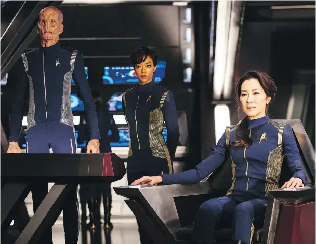  ?? JAN THIJS / 2017 CBS INTERACTIV­E ?? Doug Jones as Lieutenant Saru, Sonequa Martin- Green as First Officer Michael Burnham and Michelle Yeoh as Captain Philippa Georgiou in Star Trek: Discovery. The series follows Burnham as its primary protagonis­t.