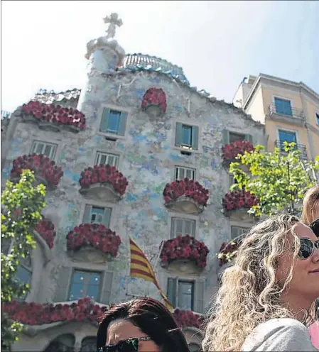  ??  ?? La casa Batlló, engalanada con un millar de rosas, fue uno de los edificios más fotografia­dos de la ciudad