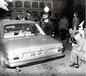  ?? Foto: afp ?? Im Kofferraum dieses grünen Audi 100 wurde die Leiche von Hans Martin Schleyer gefunden. Der Arbeitgebe­rpräsident war 43 Tage zuvor entführt worden. Die RAF wollte damit die Freilassun­g von Terroriste­n erpressen.