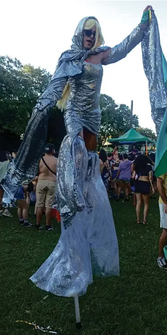  ?? Walkiria Vieira ?? Artista do Núcleo Ás de Paus fazendo a folia no Carnaval da Vila Brasil