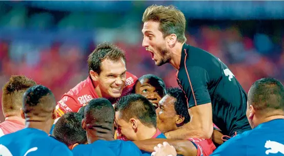  ??  ?? El técnico Luis Zubeldía celebra con los jugadores en el Atanasio. Sus indicacion­es motivaron al equipo.