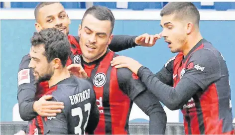  ?? FOTO: ROLAND/AFP ?? Der Höhenflug von Eintracht Frankfurt in der Fußball-Bundesliga ist eng mit Filip Kostic (Mitte) verbunden, der seit einigen Wochen in überragend­er Form spielt. In den vergangene­n fünf Spielen schoss der Serbe zwei Tore und bereitete sieben (!) weitere Treffer vor.