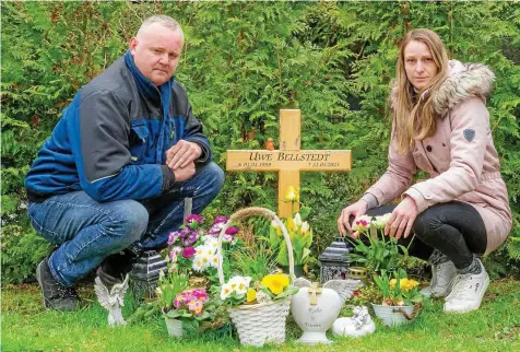  ?? DANIEL VOLKMANN (2) ?? Stefan Effenberge­r und Verena Stolze am Grab von Uwe Bellstedt auf dem Mühlhäuser Friedhof.