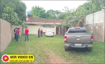  ??  ?? Efectivos de la división Homicidios y agentes del Ministerio Público revisan una de las residencia­s que fueron allanadas ayer de mañana en la ciudad de Pedro Juan Caballero.