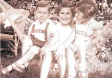  ?? FOTO: STADTARCHI­V ?? Ruth Lindauer (Mitte) um das Jahr 1935 mit ihren Freunden Hans und Heidi Lehmann.