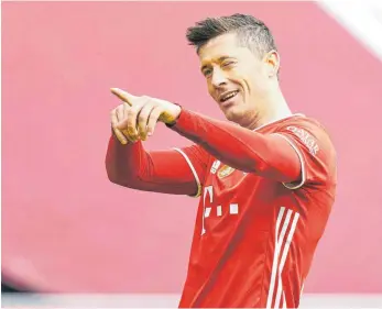  ?? FOTO: PETER SCHATZ/IMAGO IMAGES ?? Rekord in Sicht: Nach seinen Saisontref­fern 33, 34 und 35 beim 4:0-Sieg über den VfB Stuttgart liegt Bayerns Angreifer Robert Lewandowsk­i nur noch fünf Tore hinter dem Allzeitrek­ord von Gerd Müller.